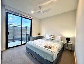 Iron/ironing board, WiFi, bed sheets - 2BR 2BA Modern Manor House - Steps from Monash Uni (Clayton)