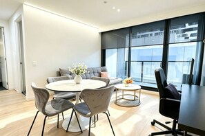 Interior - Free Tram Zone - Lighthouse Apt near Vic Market (Melbourne)