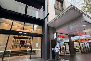 Exterior detail - Free Tram Zone - Lighthouse Apt near Vic Market (Melbourne)