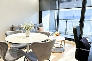 Dining - Free Tram Zone - Lighthouse Apt near Vic Market (Melbourne)