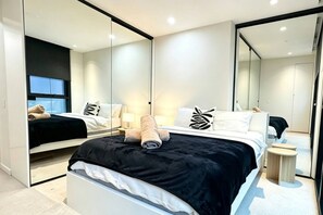 Iron/ironing board, WiFi, bed sheets - Free Tram Zone - Lighthouse Apt near Vic Market (Melbourne)