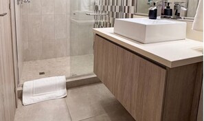 Hair dryer, towels, soap - Luxury 3BR Pool, SPA & Golf Resort Near Canal 503 (Cocoli)