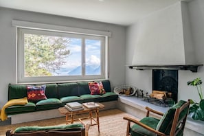 Familiehus, flere soverom, ved fjell (Luxury Nature Retreat Villa) | Oppholdsområde | Peis og TV-spill