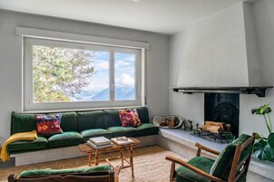 Casa familiar, 2 habitaciones, chimenea, junto a la montaña (Luxury Nature Retreat Villa) | Zona de estar