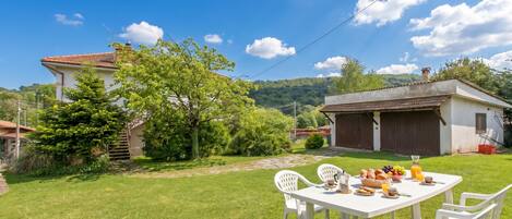 Familien-Stadtwohnung, Mehrere Schlafzimmer (La Dimora Dei Colori Private Garden) | Speisen im Freien