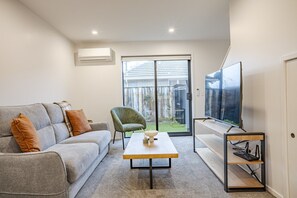 TV - Contemporary 2BR Townhouse in Fairfield (Lower Hutt)