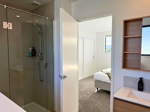 Hair dryer, towels - Contemporary 2BR Townhouse in Fairfield (Lower Hutt)