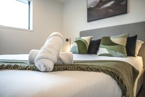 2 bedrooms, iron/ironing board, WiFi, bed sheets - Contemporary 2BR Townhouse in Fairfield (Lower Hutt)