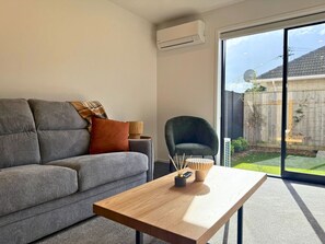 TV - Contemporary 2BR Townhouse in Fairfield (Lower Hutt)