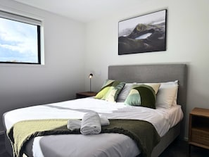 Tabla de planchar con plancha, wifi y ropa de cama 