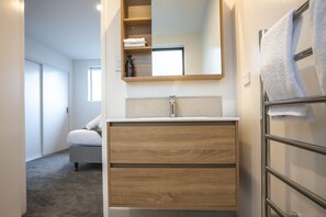 Hair dryer, towels - Contemporary 2BR Townhouse in Fairfield (Lower Hutt)