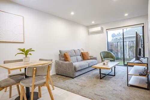 Contemporary 2BR Townhouse in Fairfield