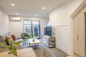 TV - Contemporary 2BR Townhouse in Fairfield (Lower Hutt)