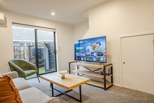 Contemporary 2BR Townhouse in Fairfield
