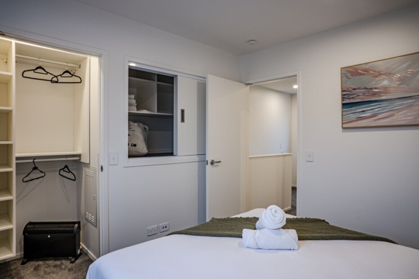 2 bedrooms, iron/ironing board, WiFi, bed sheets
