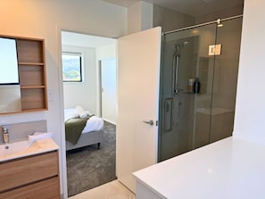 Hair dryer, towels - Stylish Two-Bedroom Townhouse Near Lower Hutt (Lower Hutt)