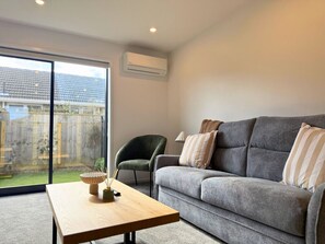 TV - Modern Fairfield Escape for Families & Groups (Lower Hutt)