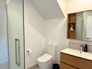 Hair dryer, towels - Modern Fairfield Escape for Families & Groups (Lower Hutt)
