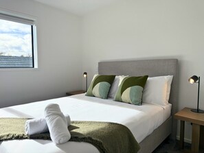 Tabla de planchar con plancha, wifi y ropa de cama 