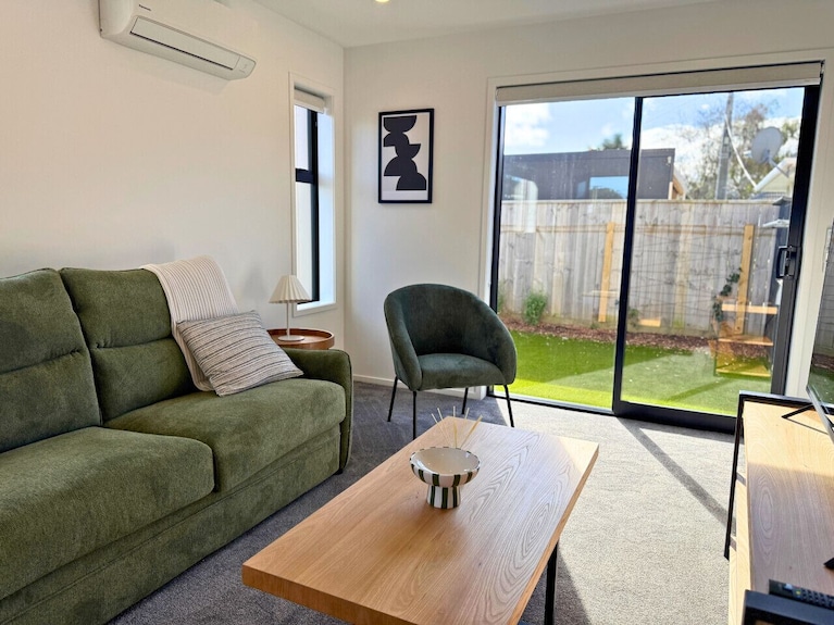 Modern 1br Townhouse With Private Courtyard - Lower Hutt