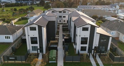 Modern 1BR Townhouse with Private Courtyard
