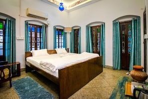 Standard Room, 1 King Bed | Desk, laptop workspace, blackout curtains, soundproofing
