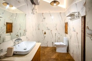 Deluxe Room, 1 Katil Raja (King) | Bilik Mandi | Selipar, tuala disediakan, sabun, syampu 