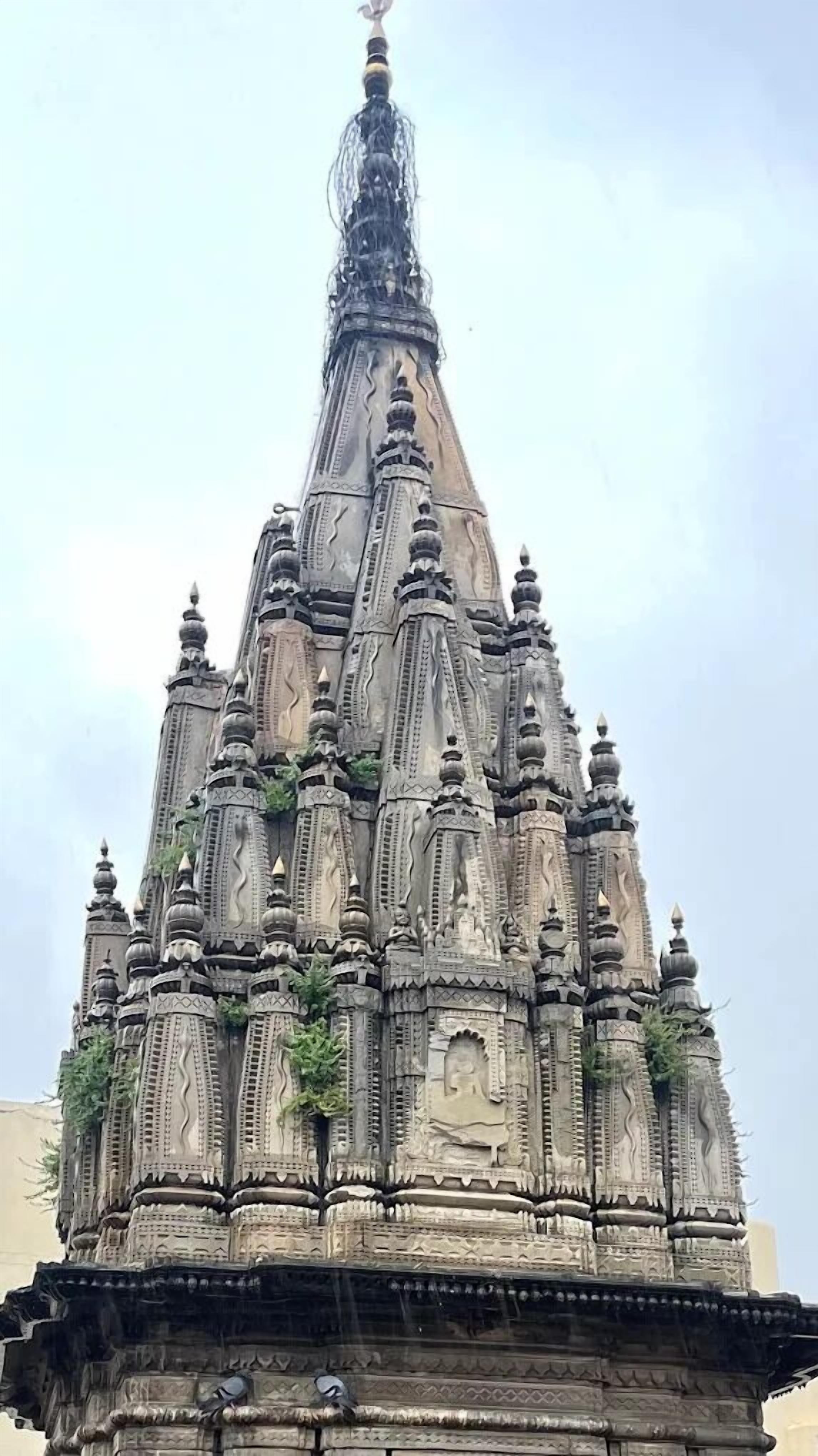 Una struttura templare dettagliata, caratterizzata da elaborate sculture e numerose guglie.