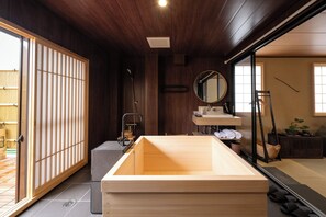 Habitación superior, vista al patio | Baño
