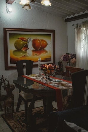 Chalet, patio, vista a la ciudad | Área de sala de estar | Televisión de pantalla plana 