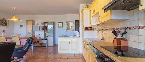 Kühlschrank, Mikrowelle, Ofen, Geschirrspüler