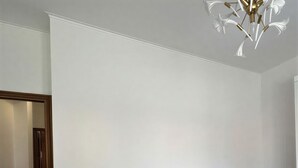Un dormitorio con una cama grande, una mesita de noche, una lámpara y un espejo.