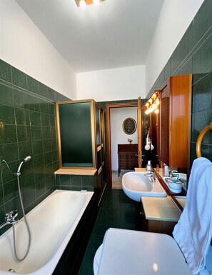 Asciugacapelli, asciugamani, sapone, carta igienica