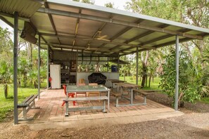 Outdoor dining - Hideaway Hut (Florence) (Rakula)
