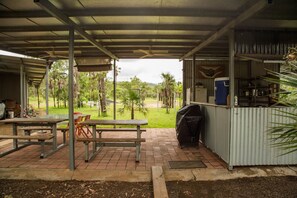 Outdoor dining - Hideaway Hut (Florence) (Rakula)