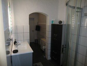 Haartrockner, Handtücher, Seife, Toilettenpapier