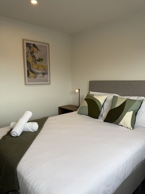Iron/ironing board, WiFi - Fairfield Haven | Modern 2BR Townhouse Retreat (Lower Hutt)