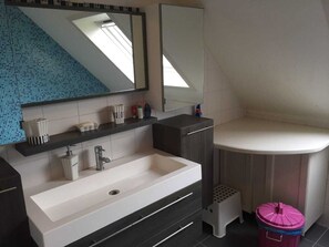 Bathroom - Vrbo Property (Westerlo)