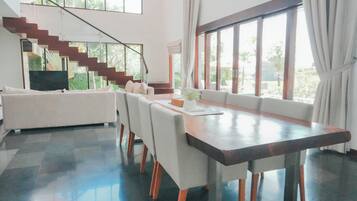 Vila, kolam renang pribadi, pemandangan taman | Tempat makan
