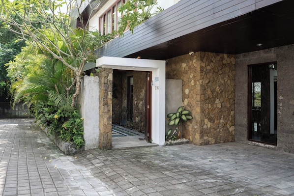 Front of property - Lulu Villa (Cemagi)