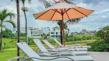 Vila, kolam renang pribadi, pemandangan taman | Teras/patio
