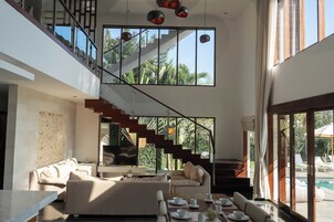 Villa, piscina privada, vistas al parque | Zona de estar | Smart TV de 5 pulgadas con canales digitales, servicios de streaming