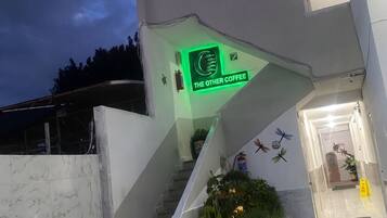 Ein modernes Gebäude mit einer Treppe, die zu einem Eingang führt.