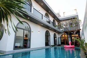 Outdoor pool - Song Bien Beach Villa Homestay (Dong Hoa)