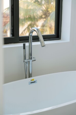 Zimmer, Gartenblick | Badezimmer | Dusche, kostenlose Toilettenartikel, Haartrockner, Hausschuhe