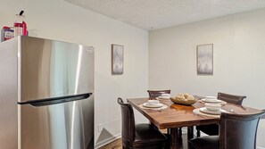 Dining - Cozy 2-bedroom townhome in Jonesboro, GA (Jonesboro)