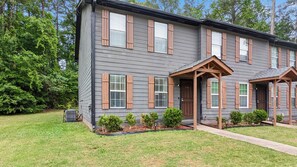 Exterior - Cozy 2-bedroom townhome in Jonesboro, GA (Jonesboro)