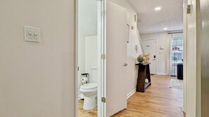 Shower, hair dryer, towels, soap - Cozy 2-bedroom townhome in Jonesboro, GA (Jonesboro)