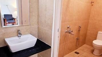 Een douche, handdoeken, zeep, shampoo