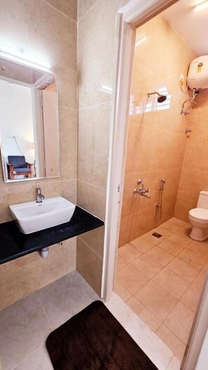Een douche, handdoeken, zeep, shampoo